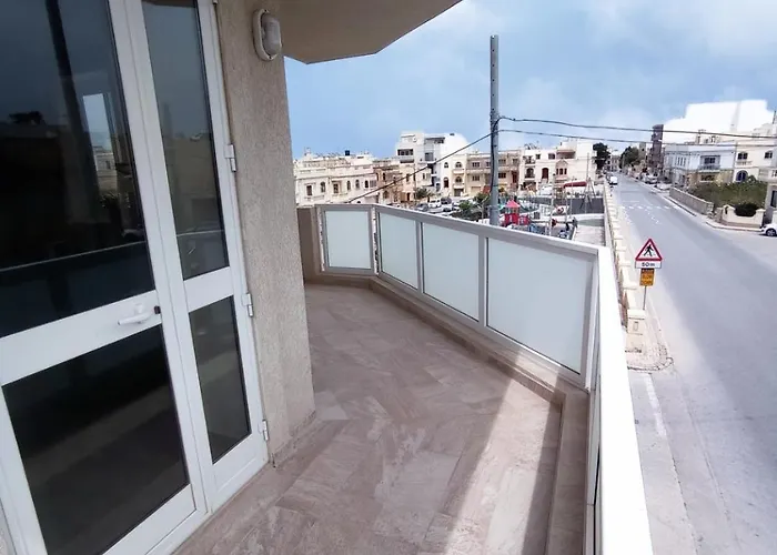 Joseph 2, Stylish Corner Flat With Park Views And Close To The Airport