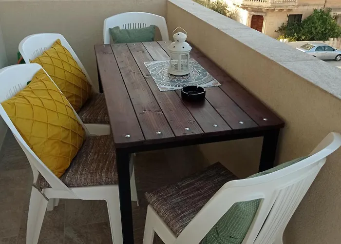 Joseph 2, Stylish Corner Flat With Park Views And Close To The Airport Siggiewi