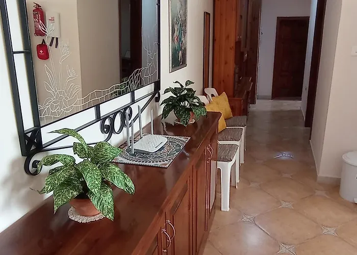 Joseph 2, Stylish Corner Flat With Park Views And Close To The Airport Appartement