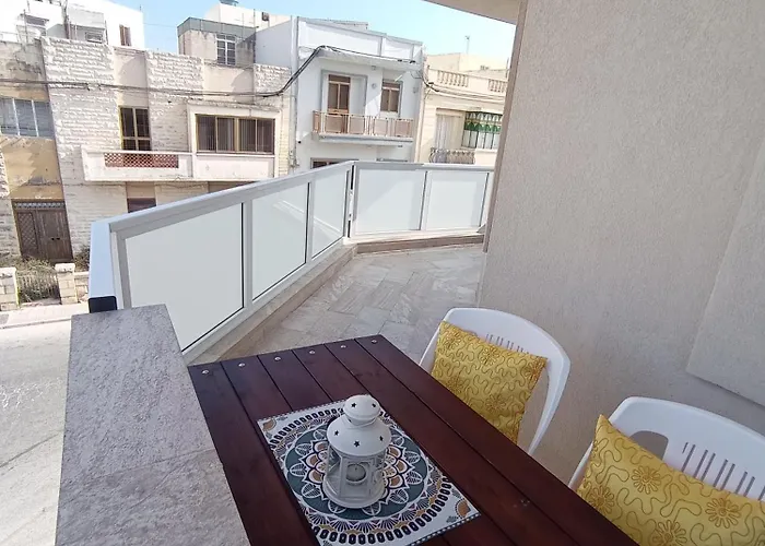 Appartement Joseph 2, Stylish Corner Flat With Park Views And Close To The Airport Siggiewi