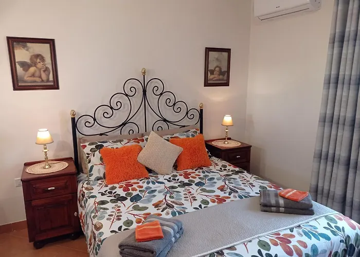 Joseph 2, Stylish Corner Flat With Park Views And Close To The Airport Siggiewi